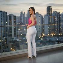 Calça jeans clara branca, modelagem flare, cintura alta, visual elegante.