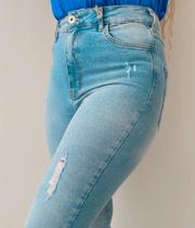 calça jeans clara com detalhes rasgada calça jeans clara com detalhes rasgada