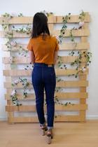 Calça jeans escura com recortes Calça jeans escura com recortes