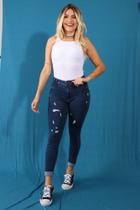Calça jeans escura. Calça jeans escura.