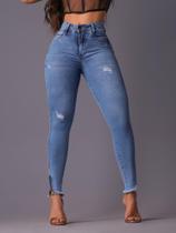 calça jeans feminina cor azul claro com detalhes de rasgo tam 42 - vihmodas