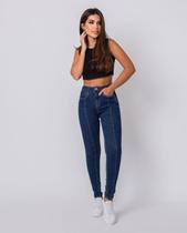 Calça Jeans Feminina Intermediaria com Recorte Frontal e Pregas 22183 Escura