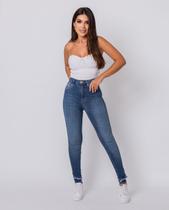 Calça Jeans Feminina Skinny Hot Pants com Recorte Desfiado Na Barra 21948 Escura