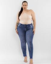 Calça Jeans Feminina Skinny Plus Size Cós Largo e Barra Desfiada 22278 Escura