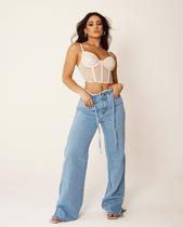 Calça Jeans Feminina Wide Leg com Cinto do Próprio Embutido e Cós Desfiado 22603 Clara