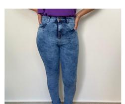 Calça jeans marmorizada com canela desfiada número 42