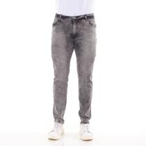 Calça jeans masculina cinza mesclado com bolso detalhado