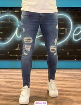 Calça jeans masculina com detalhe rasgada