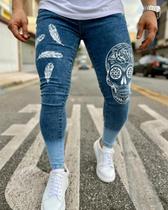 Calça Jeans Masculina Super Skinny com Lycra Estampa Caveira Branca Calça Jeans Masculina Super Skinny com Lycra Estampa Caveira Branca