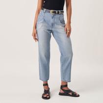 Calça Jeans Mom Cintura Alta e Pregas Azul Claro