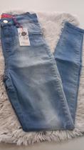 Calça jeans Muhana clara sem rasgo.