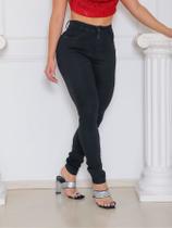 Calça jeans preta tradicional levanta bumbum cos alto com laycra