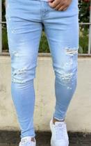 Calça jeans rasgada colada