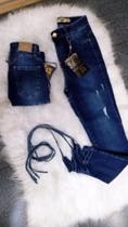 Calça Jeans Skinny com Rasgos