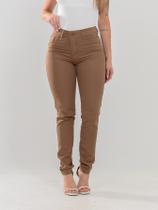 Calça Jeans Skinny Marrom Cintura Alta Modela Bumbum com Design Contemporâneo e Confortável Calça Jeans Skinny Marrom Cintura Alta Modela Bumbum com Design Contemporâneo e Confortável