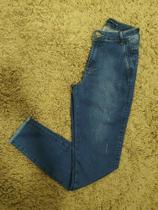 calça jeans skiny com lavagem clara Ponto da Moda