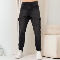 Calça Jeans Slim Com Recortes e Bolso Cargo Masculina Revanche Fesolano Calça Jeans Slim Com Recortes e Bolso Cargo Masculina Revanche Fesolano