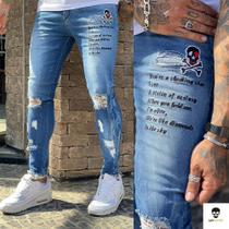 Calça Jeans Super Skinny Destroyed com Frase Masculina Jay Jones