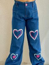Calça Jeans Wide Leg Feminina Infantil Juvenil Com Estampa Coração Calça Jeans Wide Leg Feminina Infantil Juvenil Com Estampa Coração