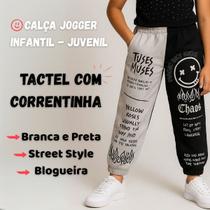 Calça Jogger Infantil e Juvenil Carinha Fogo Tactel com Correntinha Branca e Preta Calça Jogger Infantil e Juvenil Carinha Fogo Tactel com Correntinha Branca e Preta