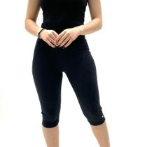 Calça Juanna Capri em Tecido Cotton Feminina Calça Juanna Capri em Tecido Cotton Feminina
