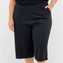 Calça Juanna Plus Size Capri em Tecido Feminina Calça Juanna Plus Size Capri em Tecido Feminina