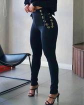 Calça legging preta com detalhes nas laterais Calça legging preta com detalhes nas laterais