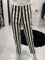 Calça listrada preta e branca
