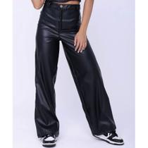 Calça modelo pantalona material sintético moda blogueira feminina