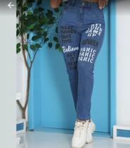 Calça mom com escrita Calça mom com escrita