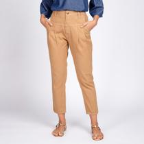 Calça Mom Cropped Recorte e Pregas Bolso Faca Cor Caqui Chique Calça Mom Cropped Recorte e Pregas Bolso Faca Cor Caqui Chique