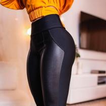 Calça montaria flanelada com cirrê, cintura alta, suplex, modela o corpo e empina o bumbum. Calça montaria flanelada com cirrê, cintura alta, suplex, modela o corpo e empina o bumbum.
