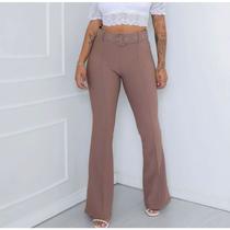 Calça novidade feminina modelo flare crepe com cinto embutido