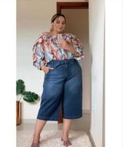Calça Pantacourt Jeans com Cinto Plus size