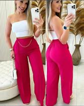 Calça pantalona com cinto dourado