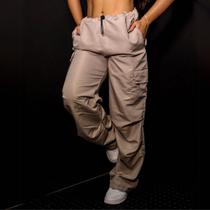 Calça Parachute com Bolsos e Ajuste de Elástico na Cintura Calça Parachute com Bolsos e Ajuste de Elástico na Cintura