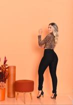 Calça Premium preta Skinny, modelagem levanta bumbum.