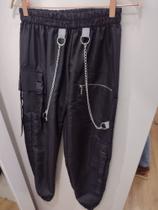 Calça preta com corrente