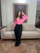 Calca preta e blusa rosa