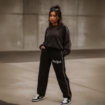 Calça Reta Larga Feminina Preta Tactel Estampa New York