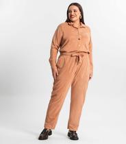 Calça Reta Plus Size Feminina Em Suede Secret Glam Marrom Calça Reta Plus Size Feminina Em Suede Secret Glam Marrom
