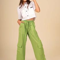 Calça Shape Wide Com Bolsos Laterais Estilo Cargo Em Visco Crepe Texturizado Pakita Calça Shape Wide Com Bolsos Laterais Estilo Cargo Em Visco Crepe Texturizado Pakita