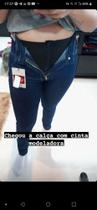 Calça skinny com cinta modeladora