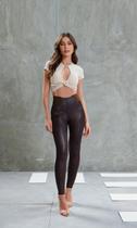 Calca skinny efeito couro maria gueixa