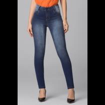 Calça skinny escura com lavagem used