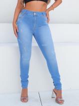 Calça Skinny Feminina Jeans Clara com Puídos estratégicos para um toque moderno