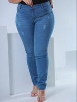 Calça skinny jeans claro plus size de cintura alta empina bumbum com elastano