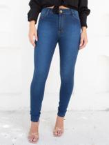 Calça skinny jeans escuro básica cintura alta com lycra