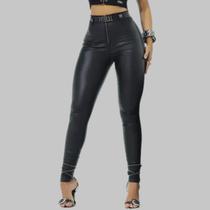 Calça Skinny Preta Resinada Modelagem Ajustada e Cinto Pit Bull Jeans 92011 Tamanho:38Cor:Preto Calça Skinny Preta Resinada Modelagem Ajustada e Cinto Pit Bull Jeans 92011 Tamanho:38Cor:Preto