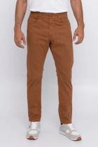 Calça slim masculina em sarja caramelo